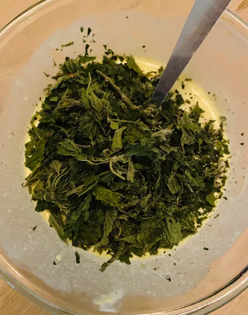 Orties incorporées dans le mélange d'oeufs