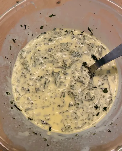 Mélange oeufs, lait et orties