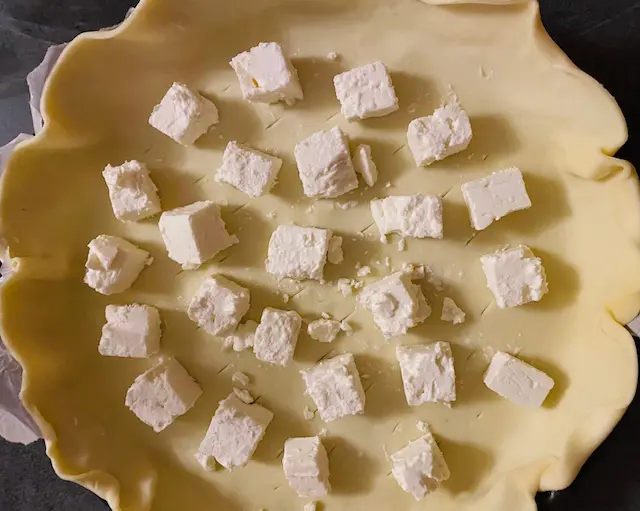 Cubes de fêta sur la pâte