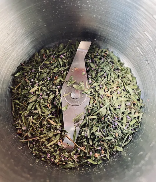 Origan dans le moulin électrique