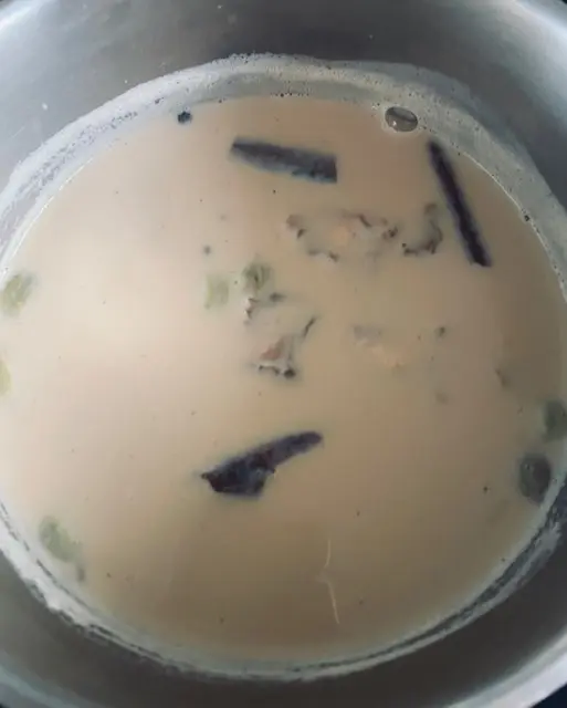 Thé chai Massala sur le feu