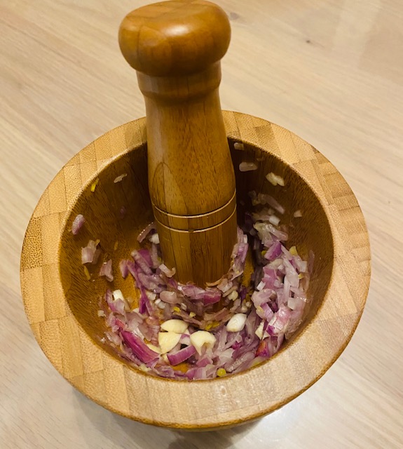 Ail et échalotes dans le mortier