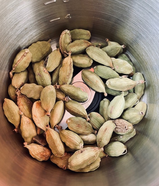Cardamome BIO dans le moulin