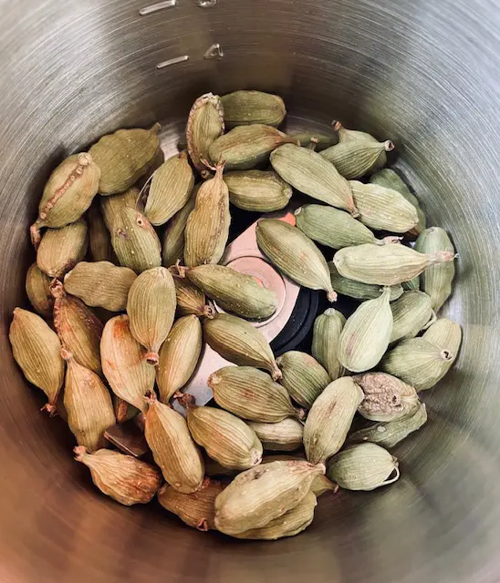 Cardamome BIO dans le moulin