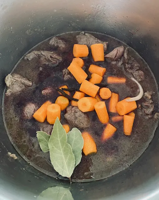 Boeuf en cours de cuisson avec les aromates BIO et les légumes