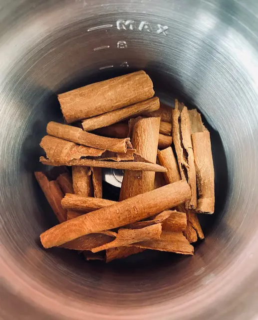 Cannelle BIO dans le moulin