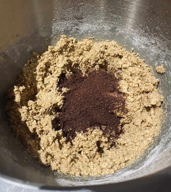Ajout du chocolat en poudre pour Cookies avoine chocolat