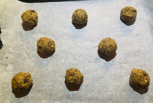 Boules de pâte sur plaque de cuisson Cookies avoine chocolat