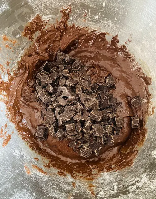 Pate à cookies avec les pépites de chocolat
