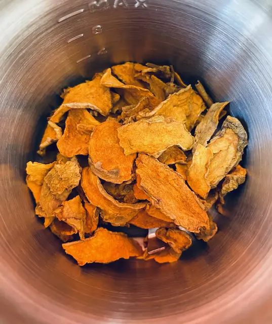 Curcuma BIO en tranches dans le moulin