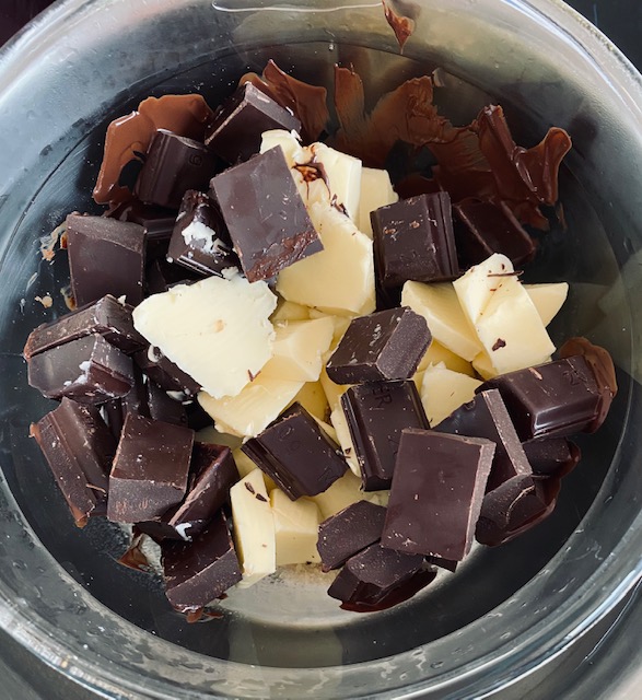 Mélange beurre, chocolat et sucre au bain marie