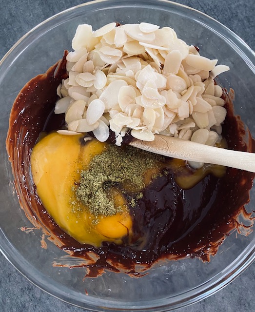 Mélange chocolat, oeufs, piment et amandes