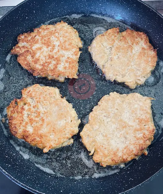 Galettes de chou fleur aux épices dans la poêle