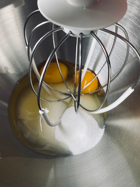 Oeufs et sucre dans le batteur