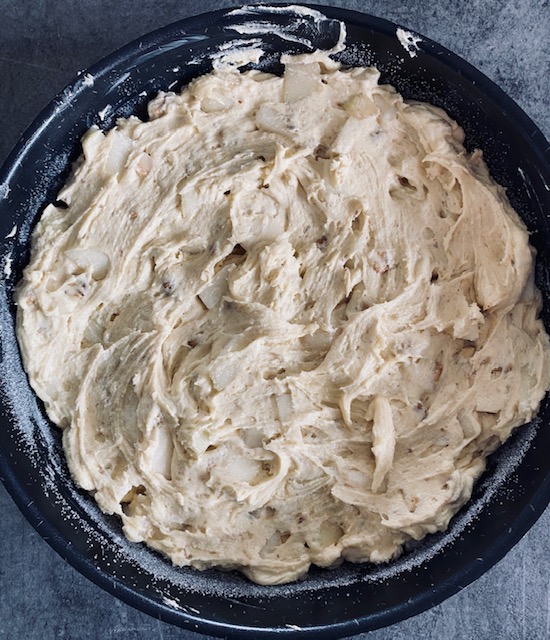 Gateaux moelleux poires, noix et cannelle BIO prêt à être enfourné