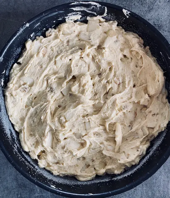 Gateaux moelleux poires, noix et cannelle BIO prêt à être enfourné