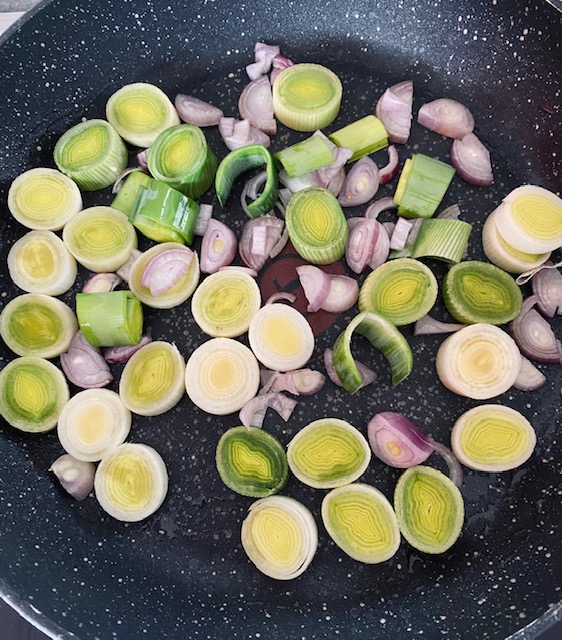 Poireaux et échalotes dans la poêle