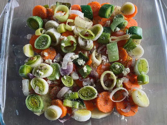 Gratin dans le plat avec les légumes et le poivre noir fumé BIO
