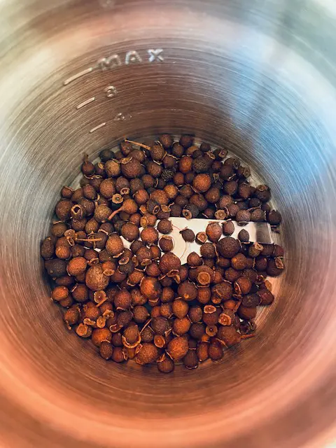 Poivre de Jamaïque BIO dans le moulin