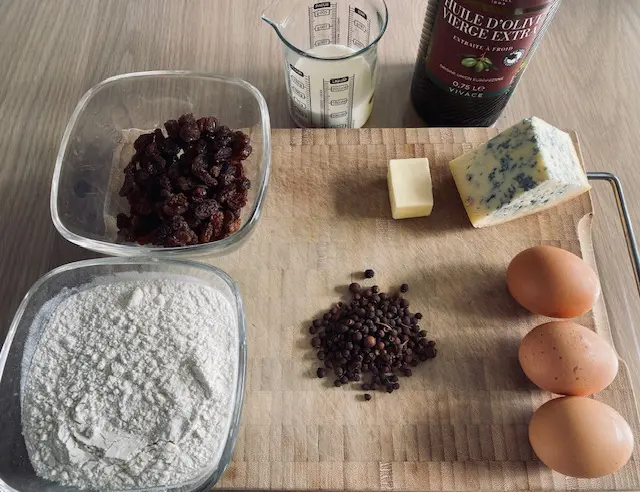 Ingrédients pour les petits cakes fourme et raisins