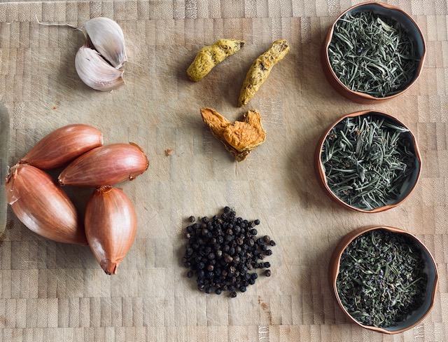 Epices, plantes et aromates pour le poulet rôti