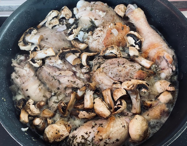 Cuisson du poulet avec l'estragon et les champignons