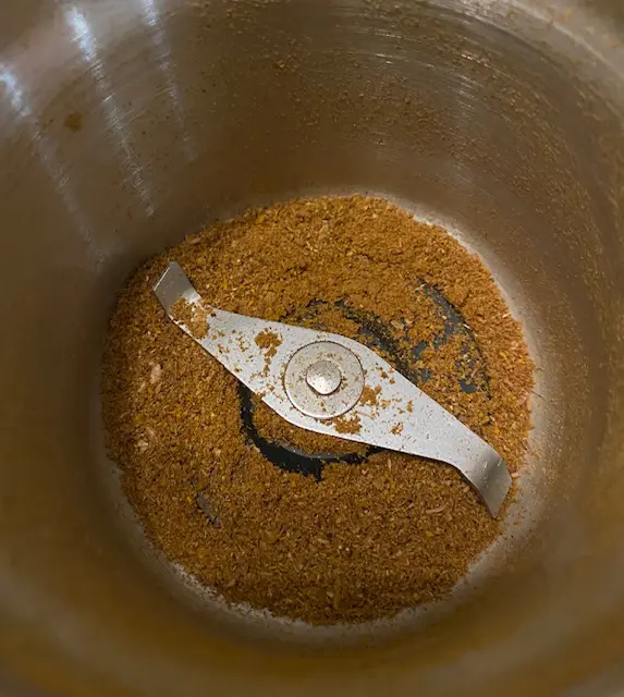 Mélange d'épices dans le moulin