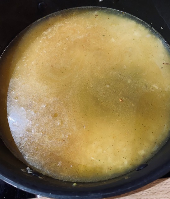 Riz recouvert du bouillon et des épices