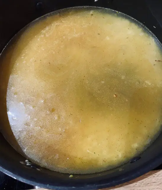 Riz recouvert du bouillon et des épices