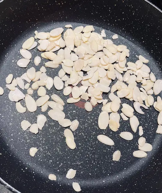 Amandes effilées dans la poêle