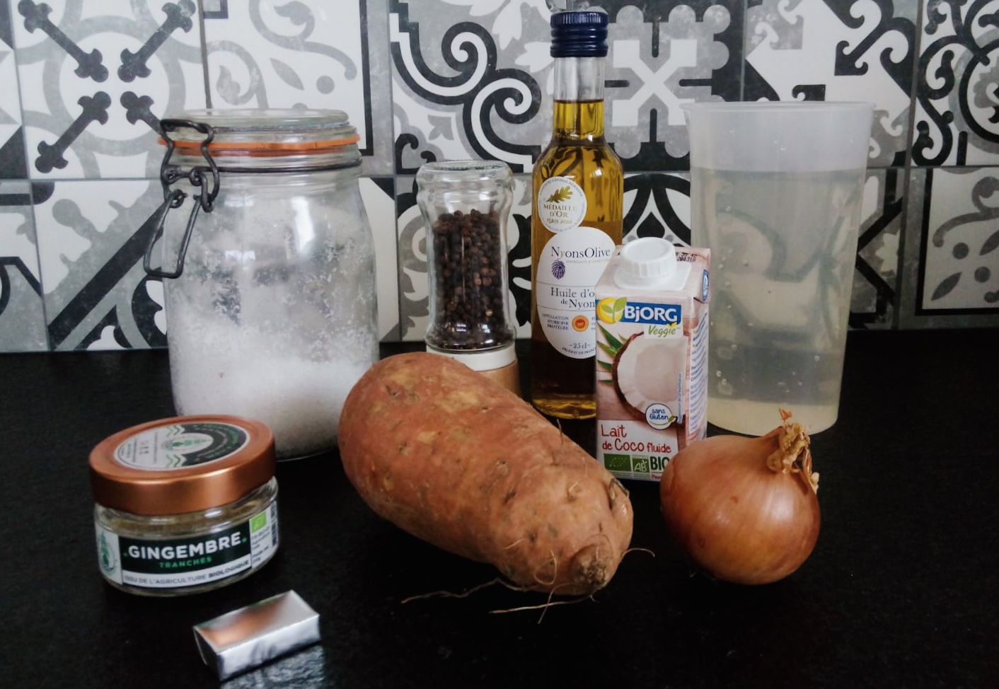 Ingrédients pour la soupe de patates douces au gingembre Bio et lait de coco