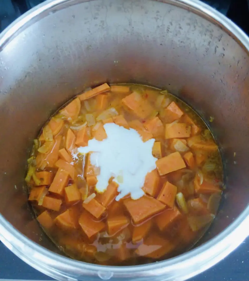 Patate douce et lait de coco dans la casserole