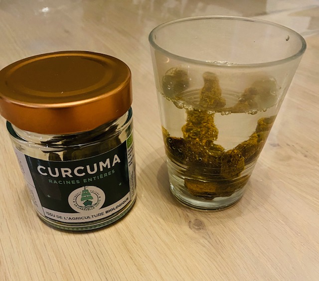 Racines séchées de curcuma dans l'eau
