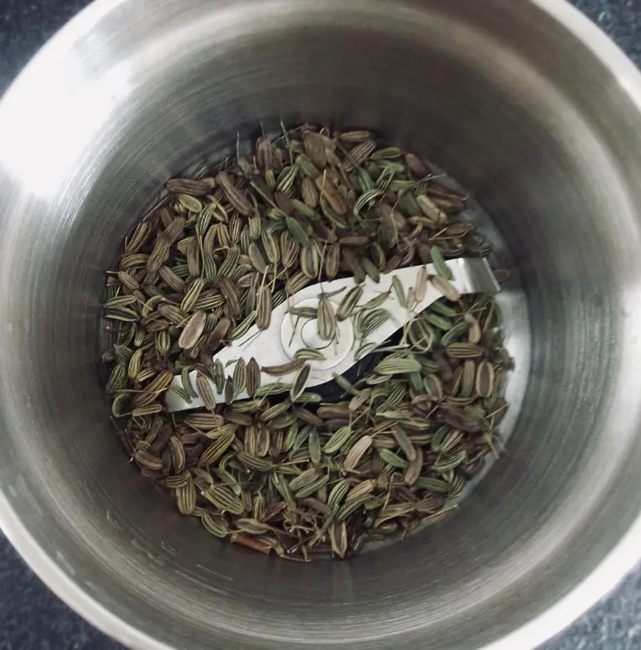 Fenouil Bio dans le moulin avant broyage