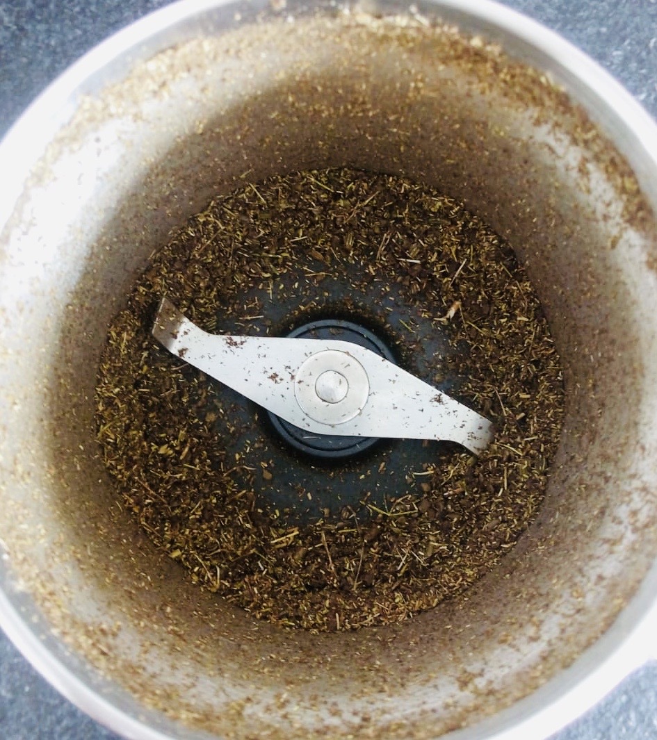 Fenouil Bio réduit en poudre dans le moulin