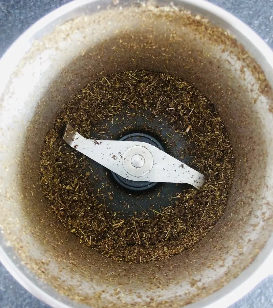 Fenouil Bio réduit en poudre dans le moulin