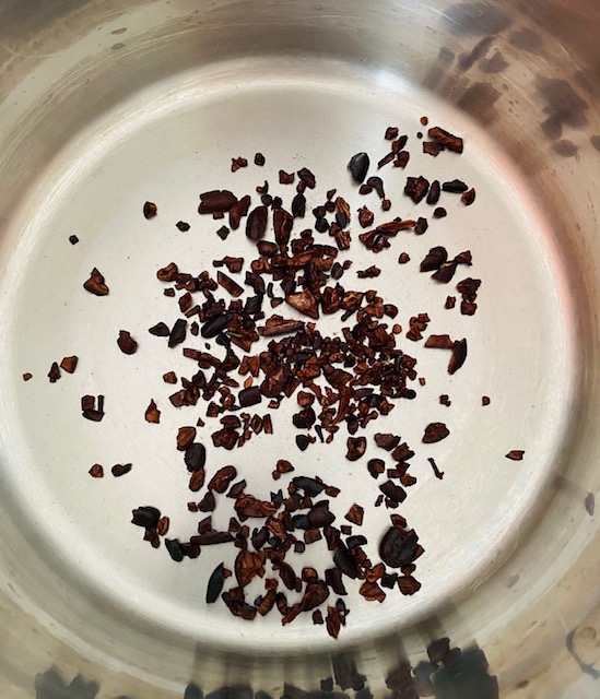 Fèves de cacao concassées Bio en cours de torréfaction