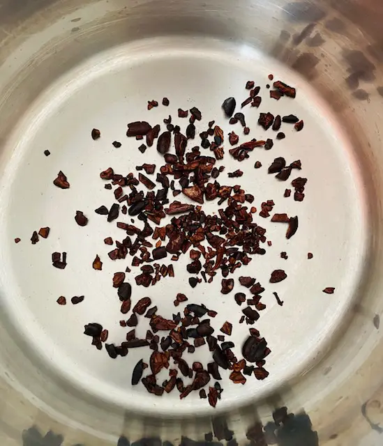 Fèves de cacao concassées Bio en cours de torréfaction