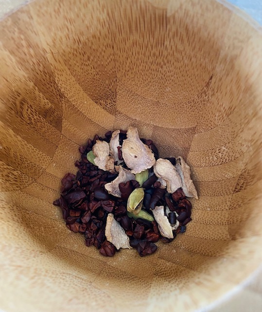 épices et cacao dans le mortier