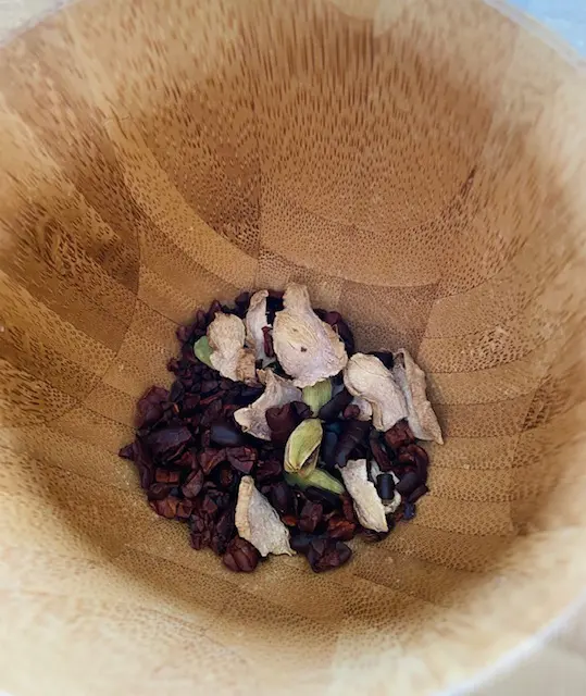 épices et cacao dans le mortier