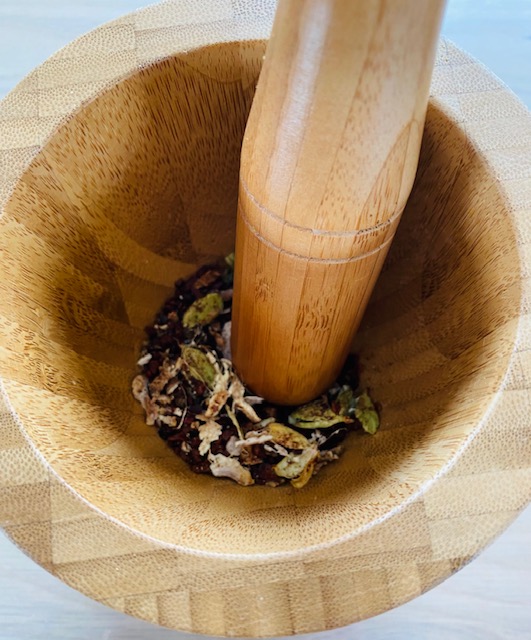 épices et cacao écrasées dans le mortier