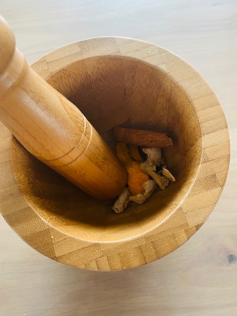Epices dans le mortier en bambou