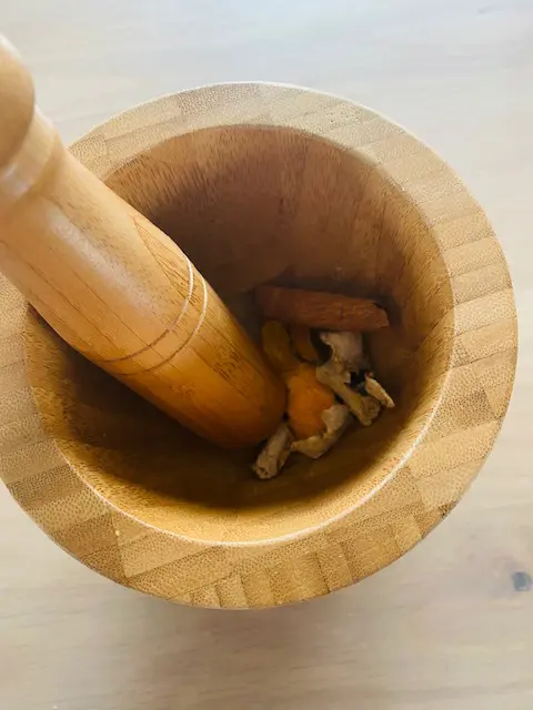 Epices dans le mortier en bambou