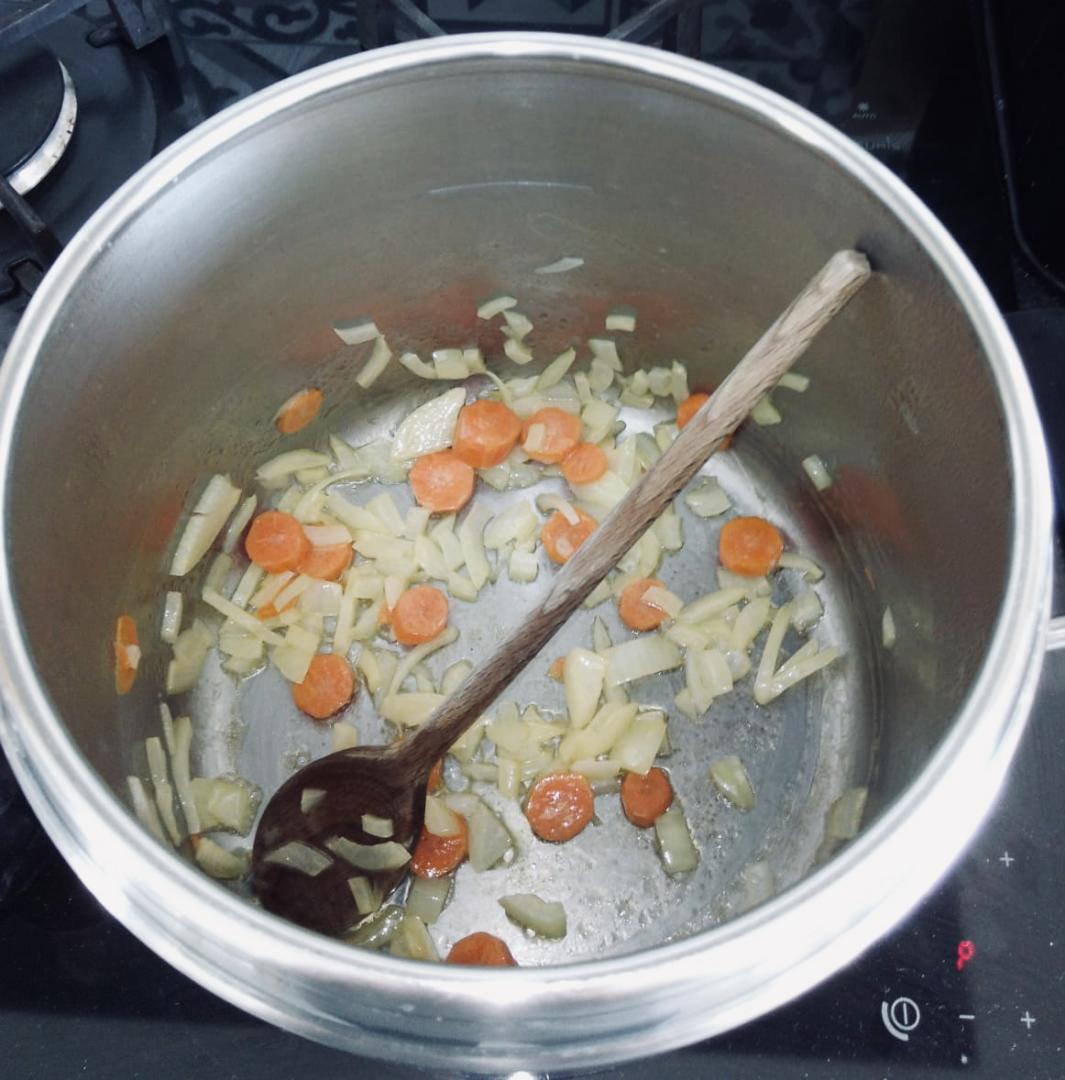 Carottes et oignons dans la casserole