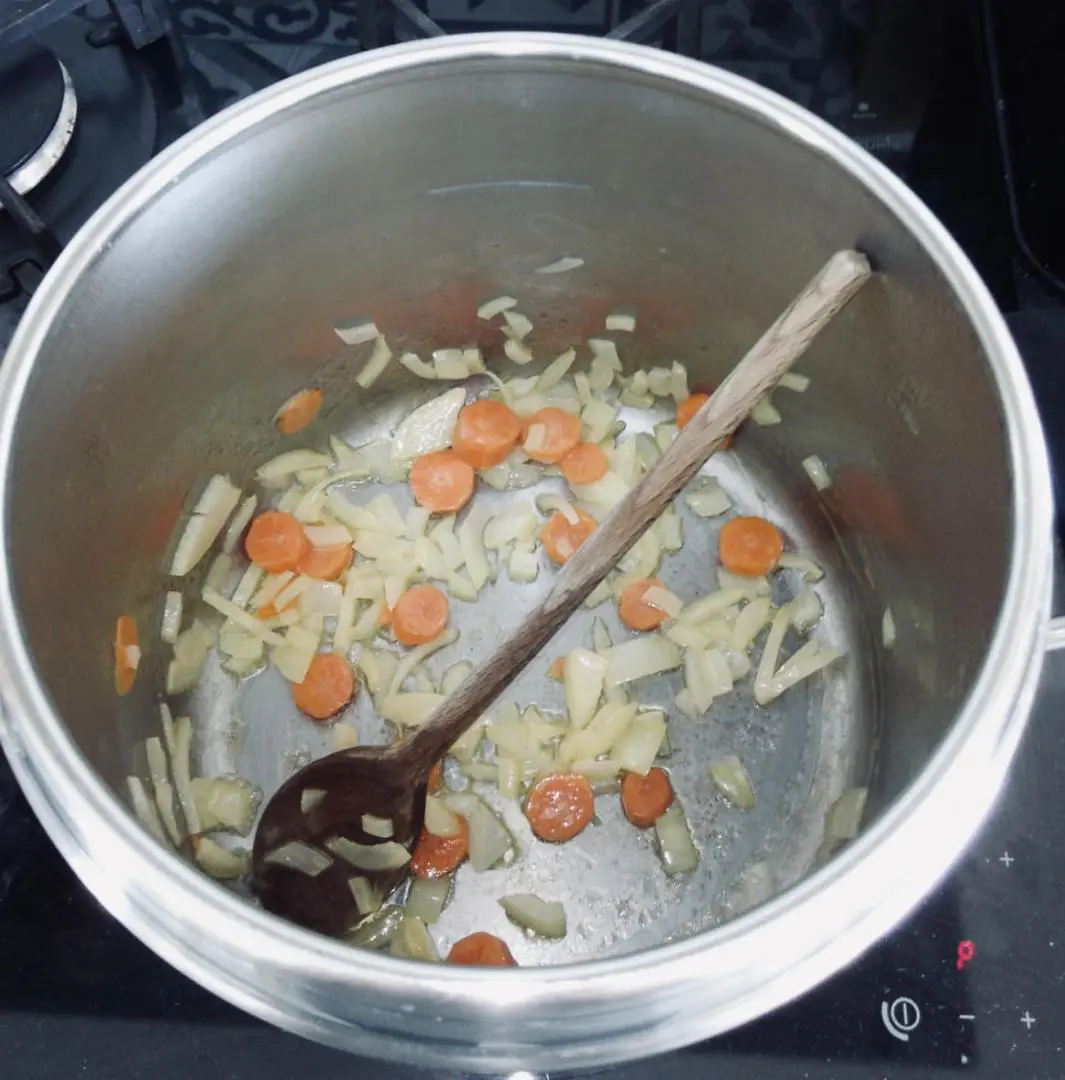 Carottes et oignons dans la casserole