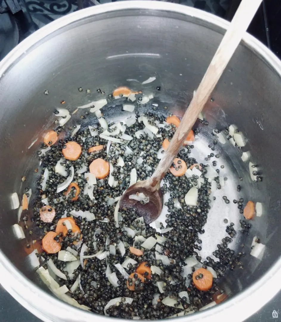 lentilles en cuisson dans la casserole avec les légumes