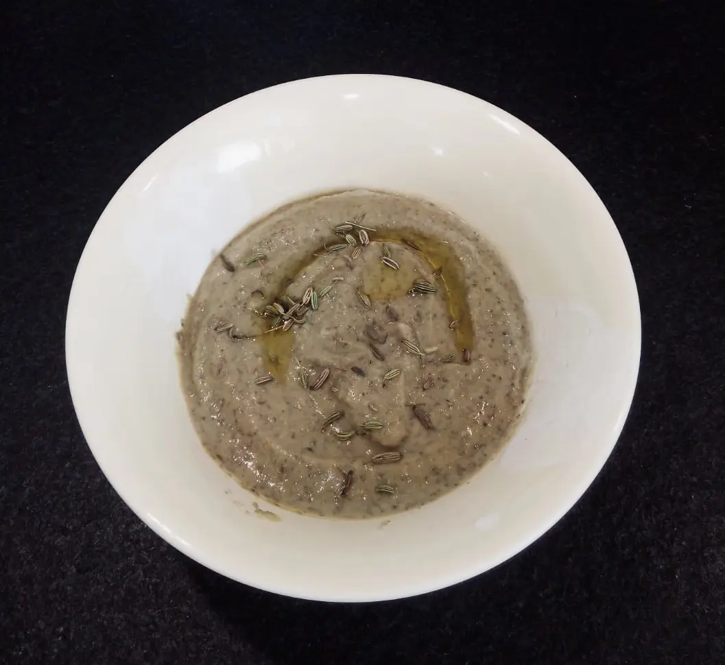 Velouté de lentilles et fenouil servi dans l'assiette