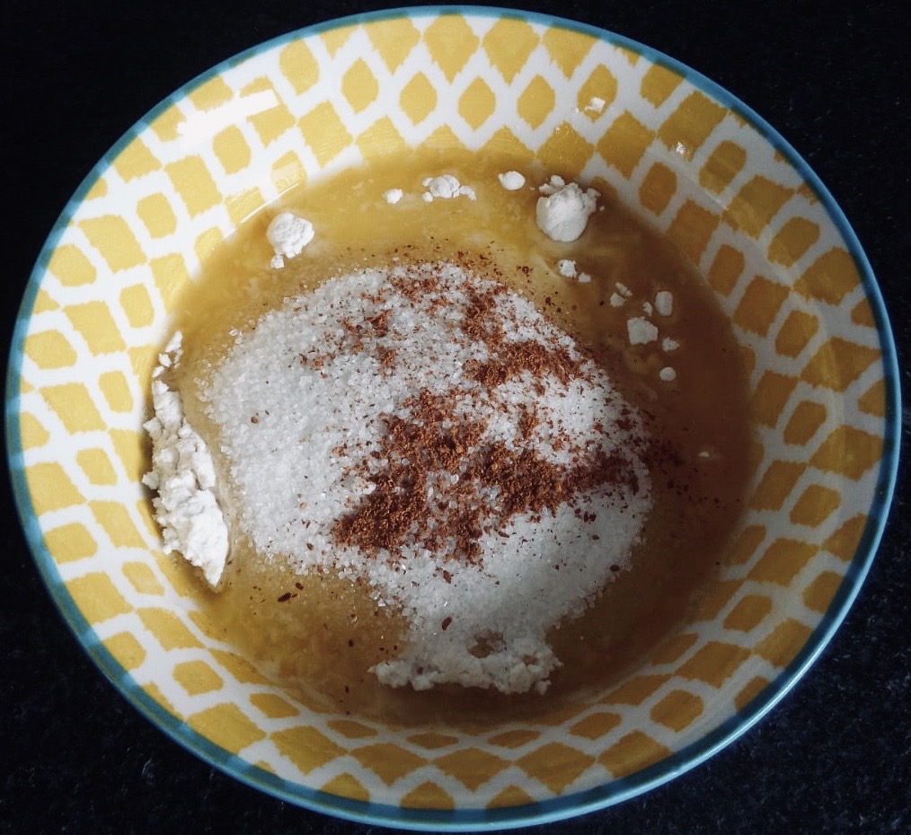 Mélange des ingrédients pour la pâte à crumble