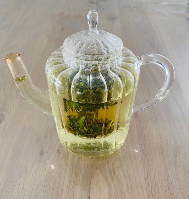 Tisane bienfaisante en cours d'infusion