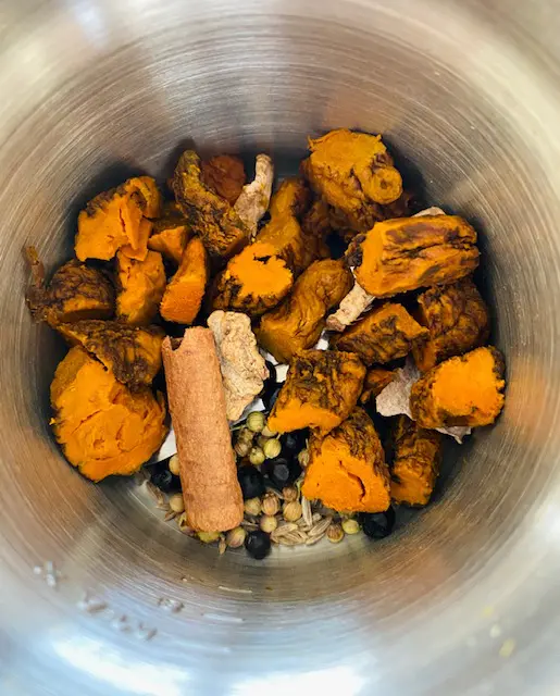 Epices et curcuma Bio dans le mixeur